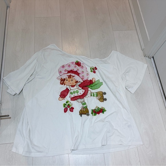 SHEIN White Strawberry Shortcake oversized drop shoulder T-shirt - Picture 5 of 5